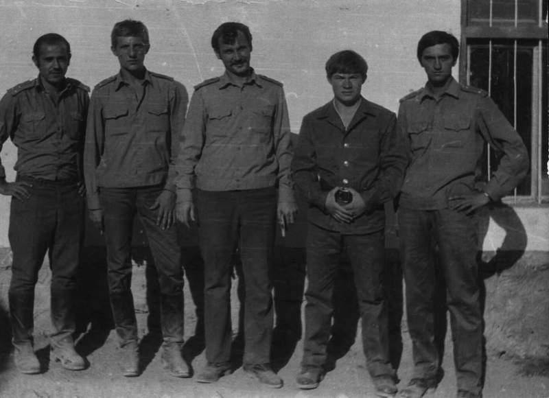 Октябрь 1981г. Офицеры 1 роты. Ходжа-Гугердак. Слева направо ст. л-т Бабаян А, л-т Петров И, ст. л-т Мазарчук О, л-т Ищенко В, л-т Казак В. 
