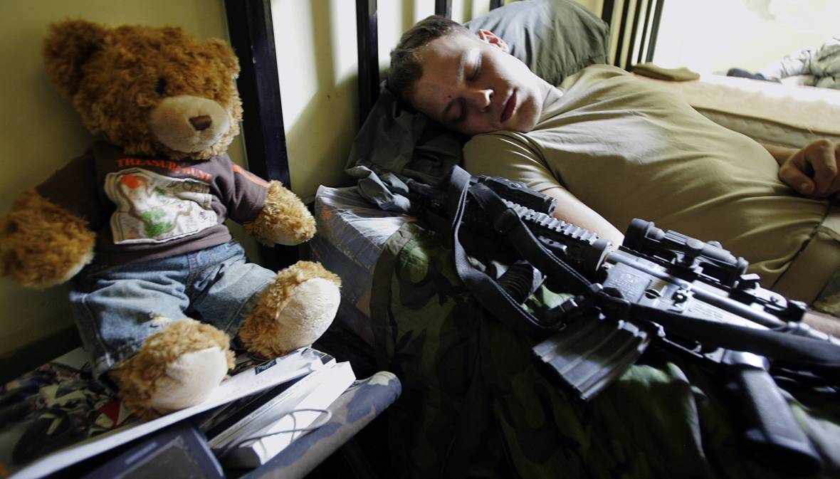 Человек спит с оружием