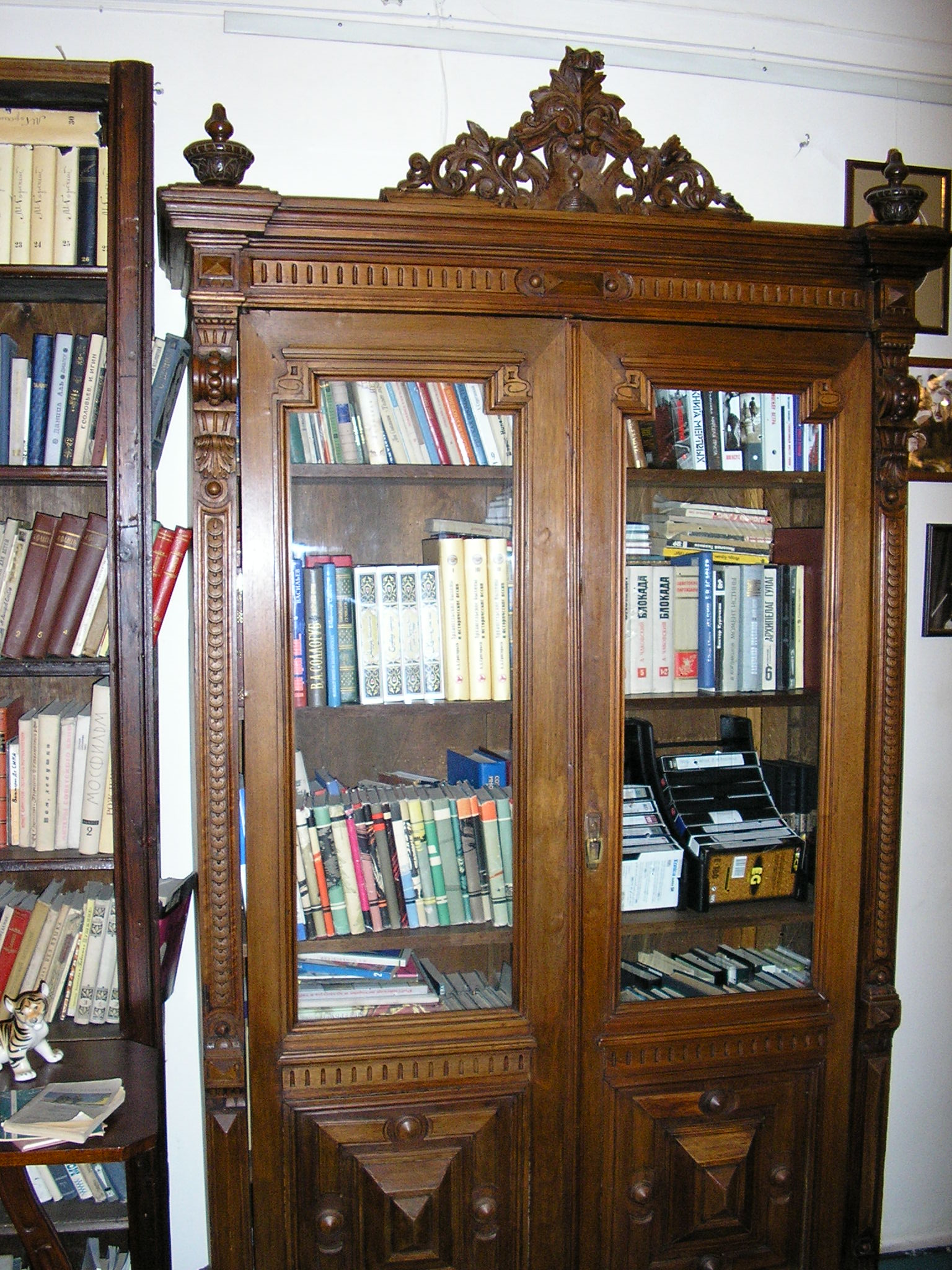 Маленький старинный книжный шкаф